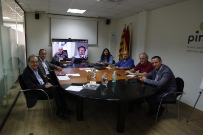 Miembros del consejo asesor del Pallars Actiu, durante una reunión el pasado jueves.