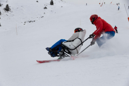 El monitor de Top Class Ski Jordi Ramoneda haciendo una bajada en Port Ainé con un bi-ski.