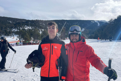 El monitor de Top Class Ski Jordi Ramoneda haciendo una bajada en Port Ainé con un bi-ski.