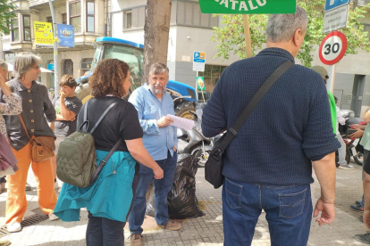 El líder de UP,Joan Caball, en el centro en la movilización de payeses de UP en  Girona.