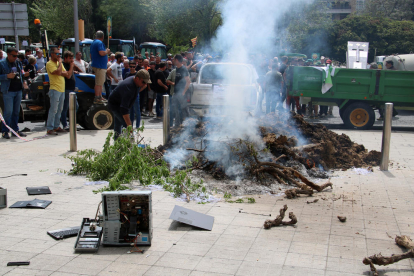 Estiércol y piezas de ordenador por el exceso de burocracia en Tarragona 