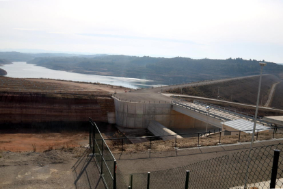 La presa del pantà de l'Albagés i l'agua que emmagatzema l'embassament