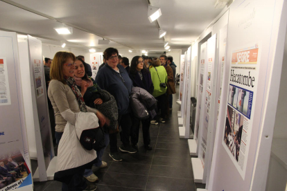 Asistentes a la inauguración de la muestra, después del acto