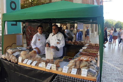 Con motivo del día mundial del pan, el gremio de panaderos montó un estand en la plaza Sant Joan. 