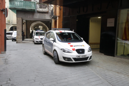 Un vehículo de los Mossos, junto a los juzgados de Balaguer. 