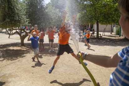 En el colegio Claver organizaron ayer actividades extraescolares con agua.