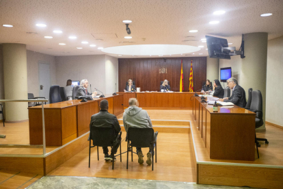 El condenado, a la izquierda, en el juicio celebrado en la Audiencia. 