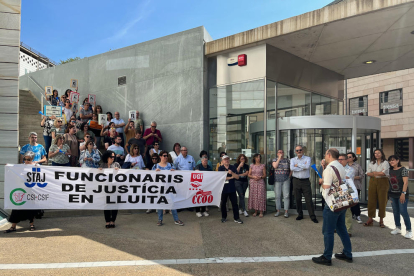 Concentración ayer de funcionarios ante la Audiencia de Lleida. 