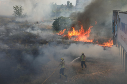 Efectius dels Bombers de la Generalitat van treballar ahir en l’extinció del foc que va calcinar matolls i canyes al costat de l’LL-11.