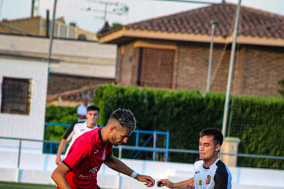 Un jugador del Tàrrega trata de robarle el balón a un oponente del Atlètic Lleida.