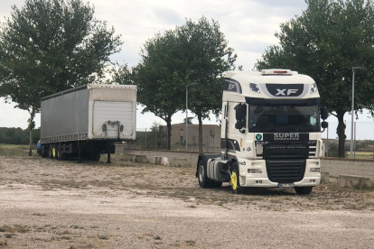 El camión y el remolque donde hallaron la droga, ayer en Tàrrega con los cepos todavía puestos.