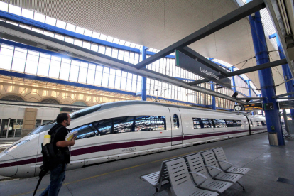 Un tren AVE en la estación de Lleida-Pirineus.