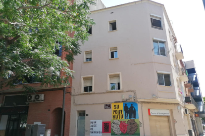 Mural en un edificio okupado. El edificio okupado ubicado en la esquina de las calles Manuel de Montsuar y Rosa Parks, bautizado como Bloc Àlex de Sàrraga, cuenta el pasado fin de semana con un mural en su fachada.