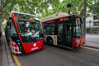 Un autobús de TMB atropella un vianant que creuava indegudament el passeig de Gràcia
