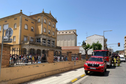 Momento en el que los alumnos fueron evacuados al patio del centro ayer en el INS Ciutat de Balaguer. 
