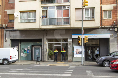 El edificio donde los Mossos han encontrado el cadáver, en el número 80 de la avenida Alcalde Porqueres de Lleida.
