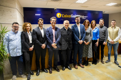 Daniel Marsol y Jaume Alsina posan junto con los empleados de la sucursal de Lleida.