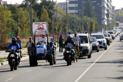 Una cinquantena de vehicles fan una marxa lenta a Lleida contra el projecte del polígon de Torreblanca-Quatre Pilans