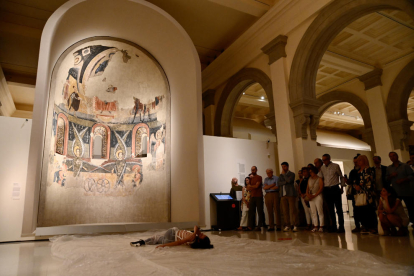 El bailarín y coreógrafo Pol Jiménez bailó ante las pinturas originales de Santa Maria d’Àneu en la presentación del Dansàneu en Barcelona.