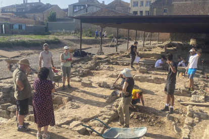 Excavacions arqueològiques ahir a la campanya d’estiu del parc romà de Iesso, a Guissona.