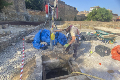 Excavaciones arqueológicas ayer en la campaña de verano del parque romano de Iesso, en Guissona.