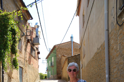 Montse Nolla, vecina de Àger, considera que ahora es más agradable pasear por el pueblo.