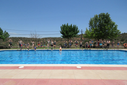 Banyistes a les piscines de Claravalls que van fer el tradicional salt per afegir-se a la iniciativa per lluitar contra l’esclerosi múltiple.