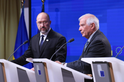 L'alt representant de la UE, Josep Borrell, i el primer ministre d'Ucraïna, Denys Shmyhal, en una roda de premsa després d'una reunió pel Consell d'Associació