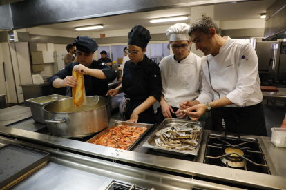 Alumnes de l’Escola d’Hoteleria de Lleida van preparar ahir els menús que se serviran diumenge.