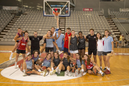 La plantilla de l’equip lleidatà, amb el cos tècnic, ahir durant el primer entrenament.