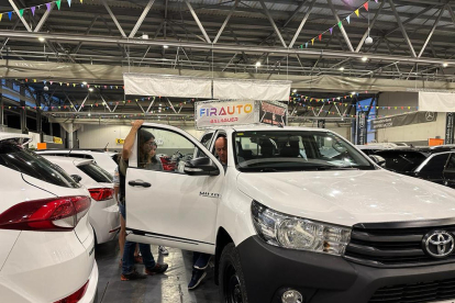 Un visitant a la fira del vehicle d’ocasió de Balaguer prova un dels exposats.