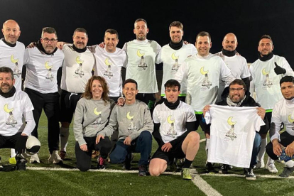 El equipo Leyendas Team y los padres de Leire posan con las camisetas solidarias para recaudar fondos.