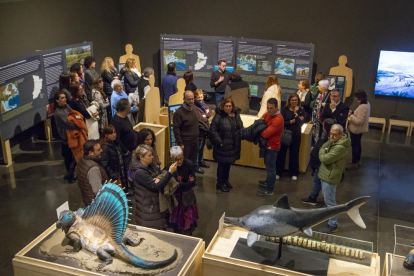 Los participantes abrieron la ‘Nit Gastronòmica’ con una visita a la exposición temporal del Museu.