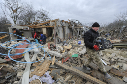 Veïns rescaten béns personals de les restes dels habitatges després del massiu atac.