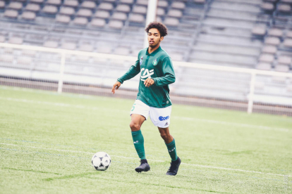 El nuevo jugador del Lleida, Stevens Leleux, con el Saint Etienne.