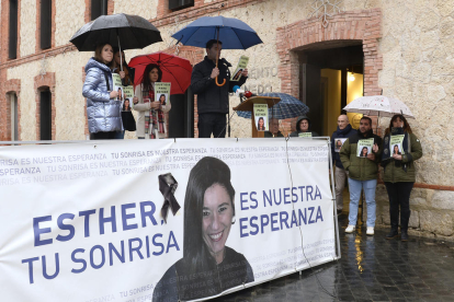 Los vecinos de la localidad vallisoletana de Traspinedo , durante una concentración para pedir justicia y apoyar a la familia de Esther López