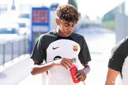 Pedri y Marcos Alonso, ayer en la primera sesión de trabajo del FC Barcelona.