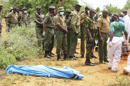 Ascienden a 130 los miembros de una secta que ayunaron hasta morir en Kenia