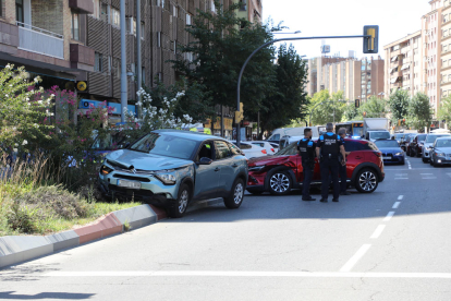 Aparatosa colisión entre tres vehículos en el Passeig de Ronda