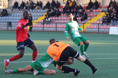 Una jugada del partido del pasado fin de semana entre el Balaguer y la Unificació Llefià.