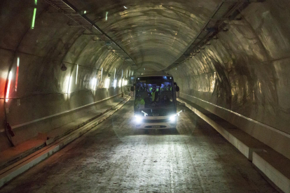 El autocar que transportaba a los asistentes por el interior del túnel del Coll de Lilla. 