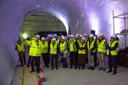 Las autoridades siguiendo ayer las explicaciones sobre la construcción de la galería.