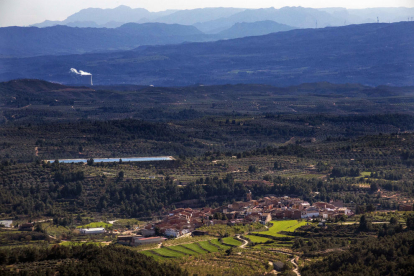 El pueblo de Bovera, con la central nuclear de Ascó al fondo.