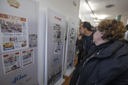 L'exposició inclou portades amb notícies de l'Urgell.