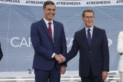 Sánchez y Feijóo dándose la mano antes de empezar el único cara a cara de la campaña electoral de las elecciones generales del 23 de julio.