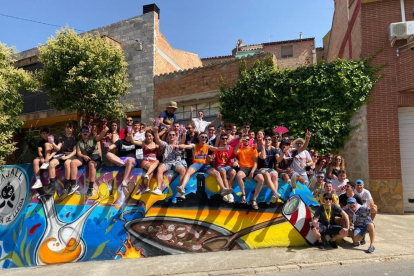 Foto de familia con un grupo de participantes en la fiesta de los primeros 25 años de vida de la Asociación de Jóvenes de Artesa de Lleida.