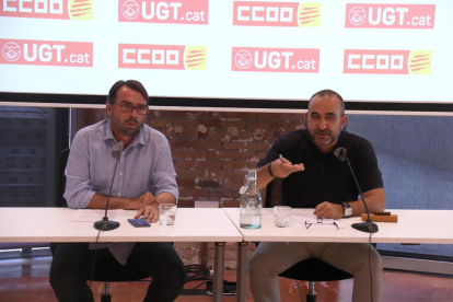El secretari general d'UGT de Catalunya, Camil Ros, i de CCOO de Catalunya, Javier Pacheco, en una roda de premsa.