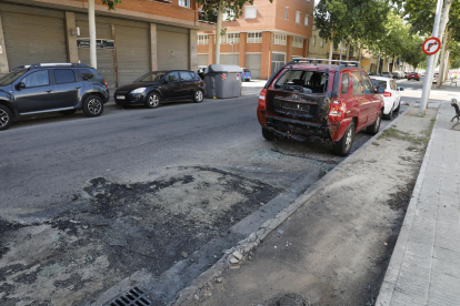 L’incendi ahir de matinada d’una illa de contenidors al carrer Pla d’Urgell va causar greus danys en un vehicle aparcat.