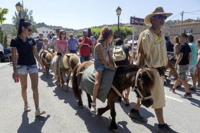 Un paseo en poni durante la celebración del Mercat Medieval de Guimerà. 