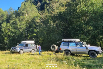 Imagen de dos vehículos en un espacio protegido del Pirineo. 